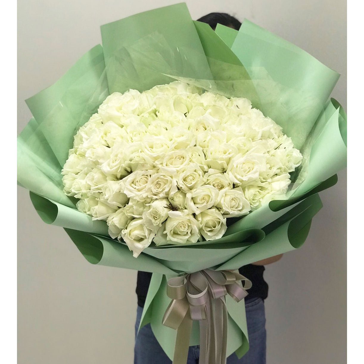 Bouquet of 100 stunning white roses
